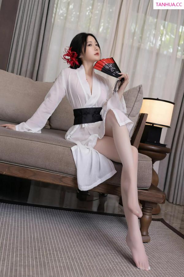 鱼子酱fish  [XiuRen]高清写真图 2025.07.04 No.10514 鱼子酱Fish 白色丝袜第19张图片